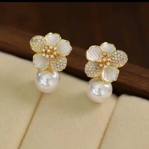 Elegant Gold White Floral Pearl Earrings